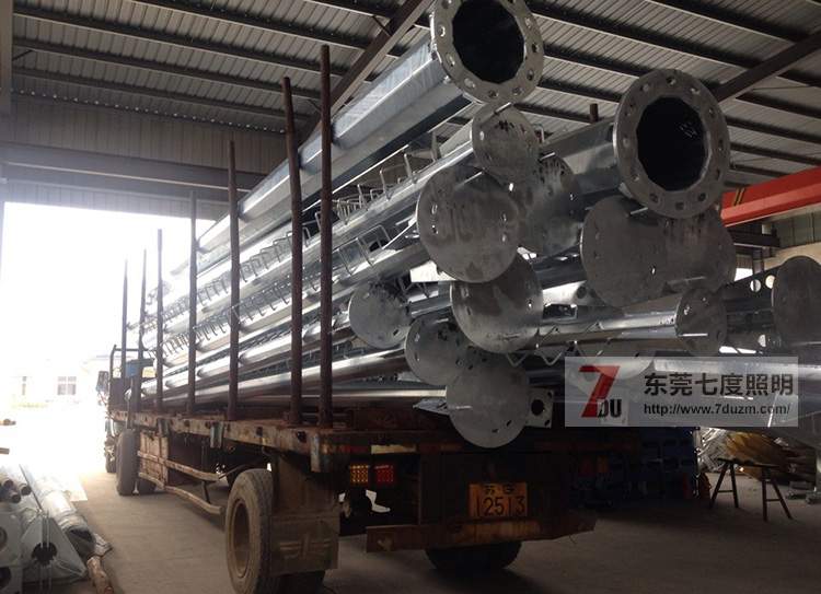 東莞七度照明高桿燈熱鍍鋅后燈桿圖片