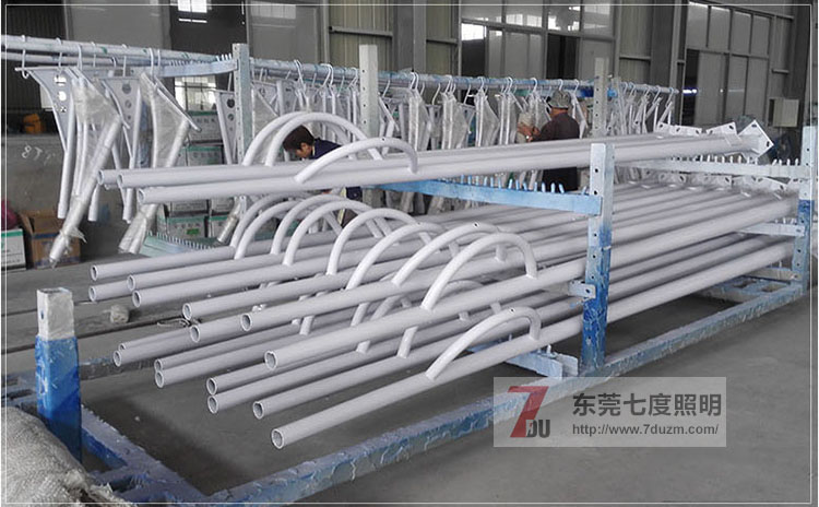 東莞七度照明戶外路燈桿噴塑車(chē)間