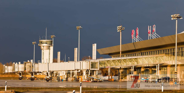 東莞七度照明機(jī)場碼頭車站高桿燈照明效果